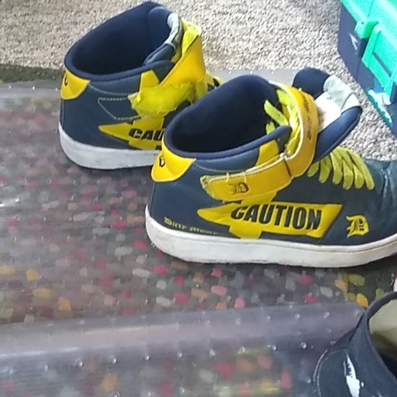 Dirty money sneakers sz 8.5 slightly worn - Picture 1 of 2